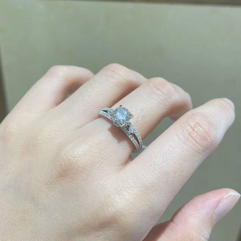 Affordable Luxury四爪Women's RingS925银镀白金定制选款主石Moissanite1.0ct/副石高碳钻